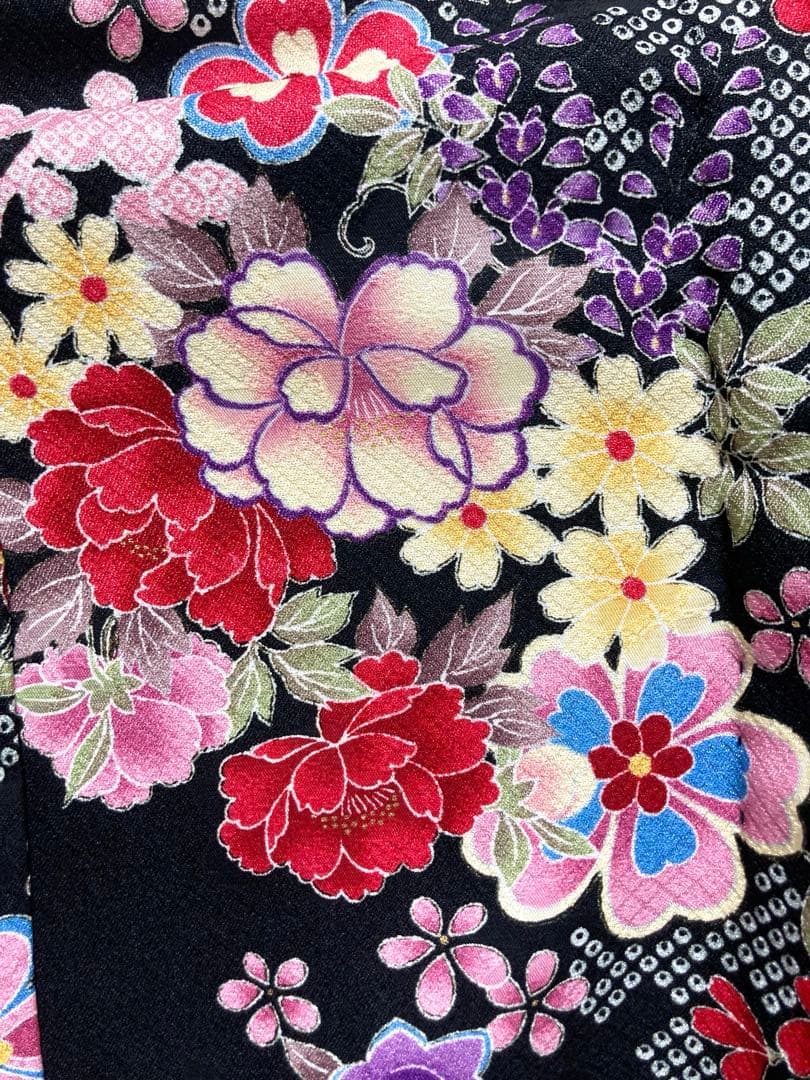 伝統的な黒色花柄着物　七五三7歳女児着物＆長襦袢半衿付き花柄　小花古典レトロ風