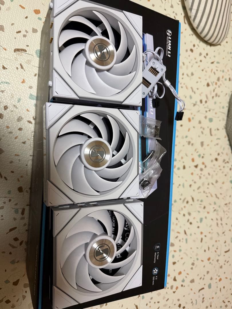 Lian Li HydroShift LCD 360TL ホワイト ファンのみ