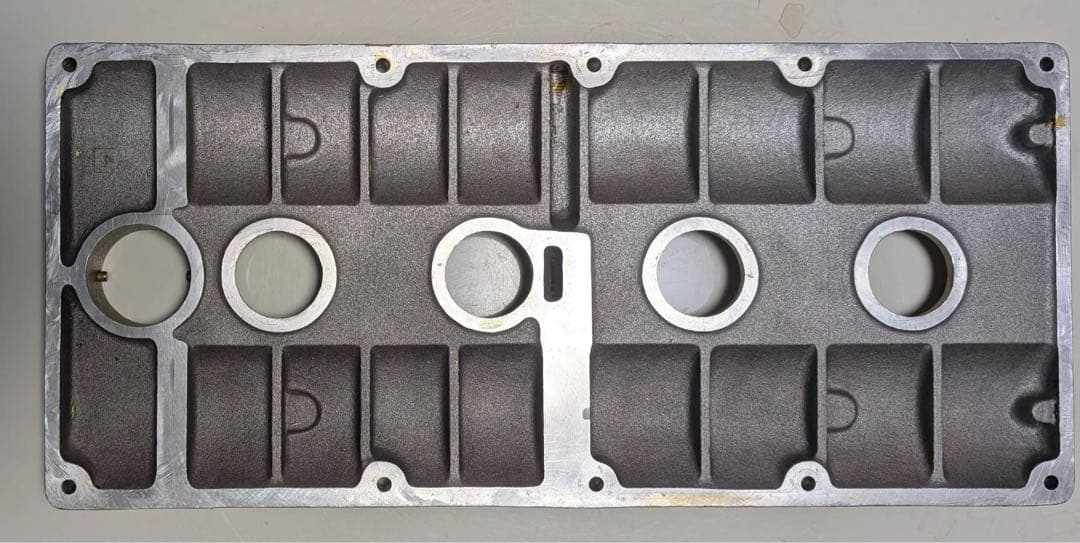 ケータハム　エンジンヘッドカバー