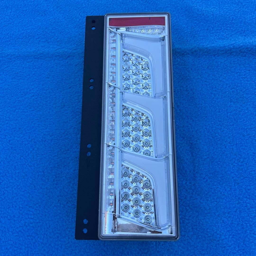 小糸LEDテールランプ 右側　新車外し　クリアー21W 新型　ノーマルターン