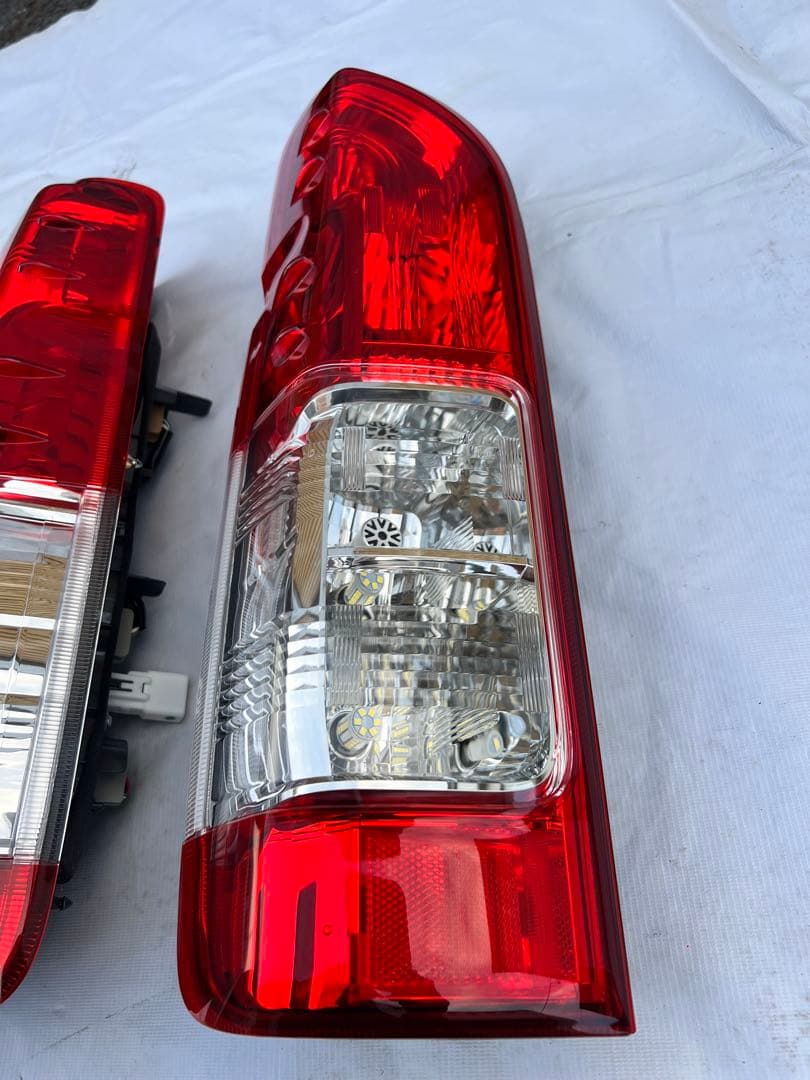 ハイエース純正テールレンズ