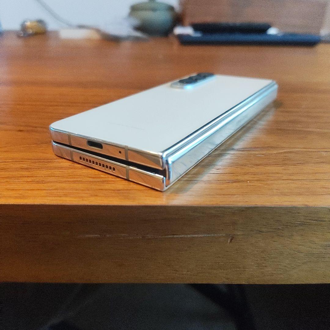 Samsung Galaxy Z Fold4 白色？ ケース 箱付き