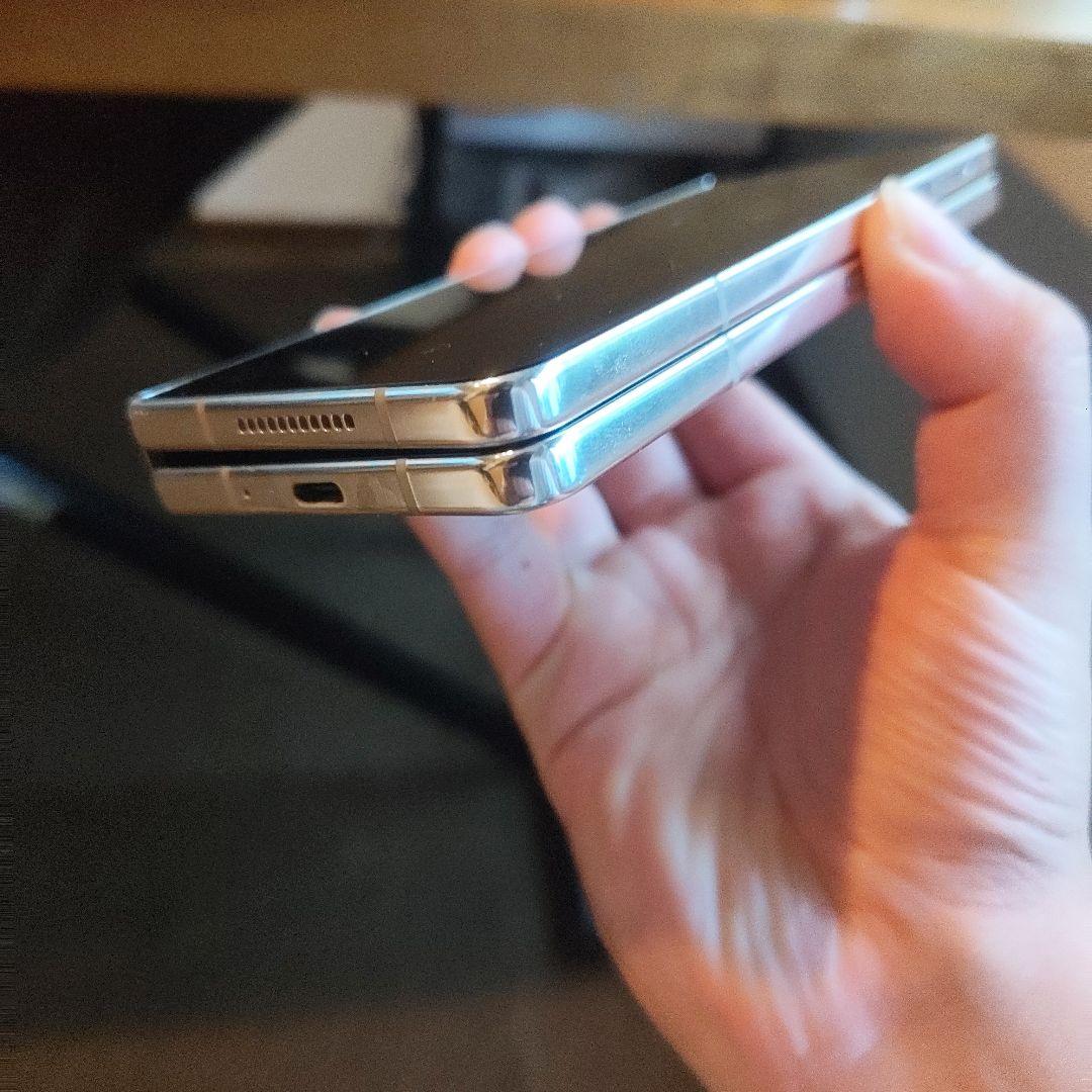 Samsung Galaxy Z Fold4 白色？ ケース 箱付き