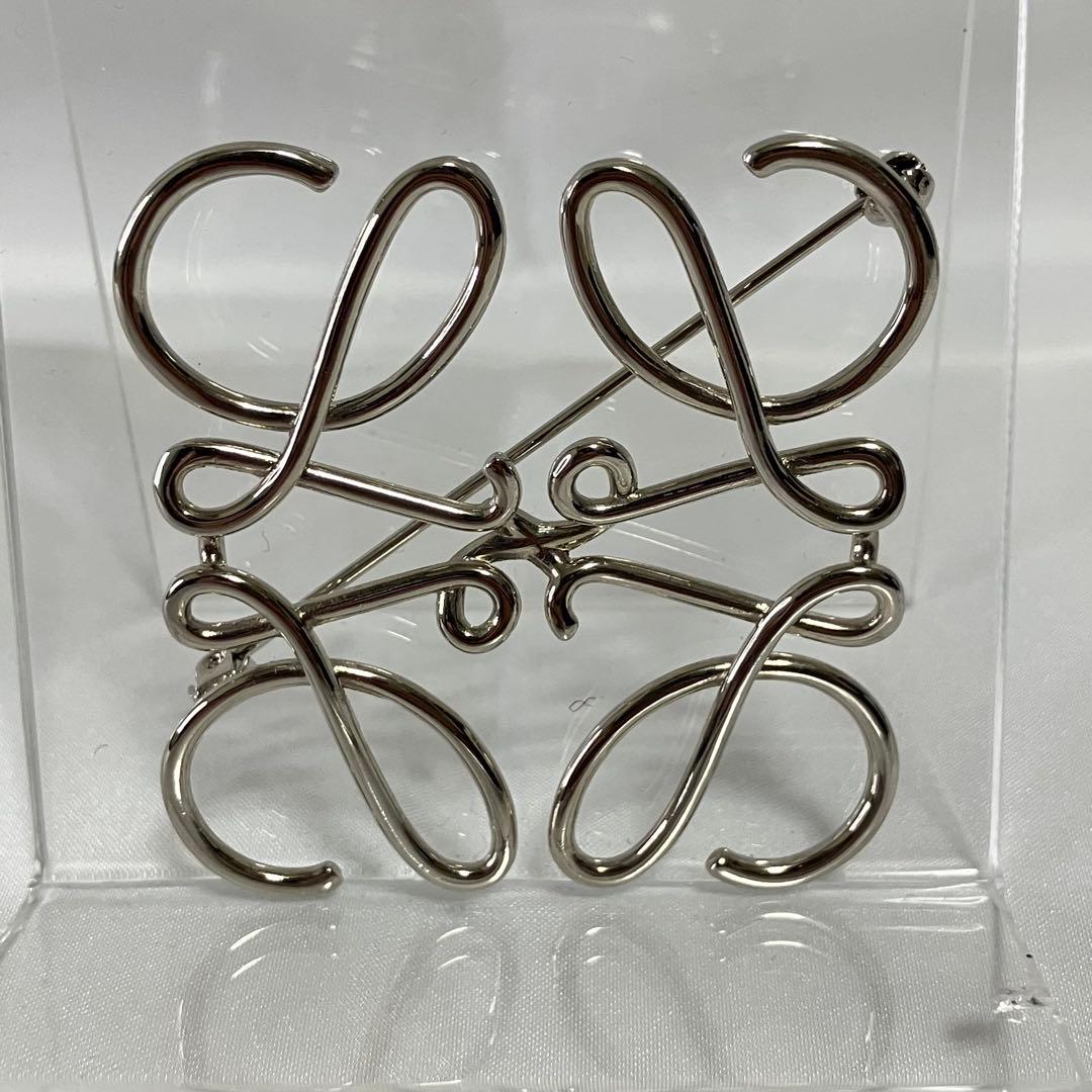 ロエベ アナグラム ブローチ シルバー 中古良品