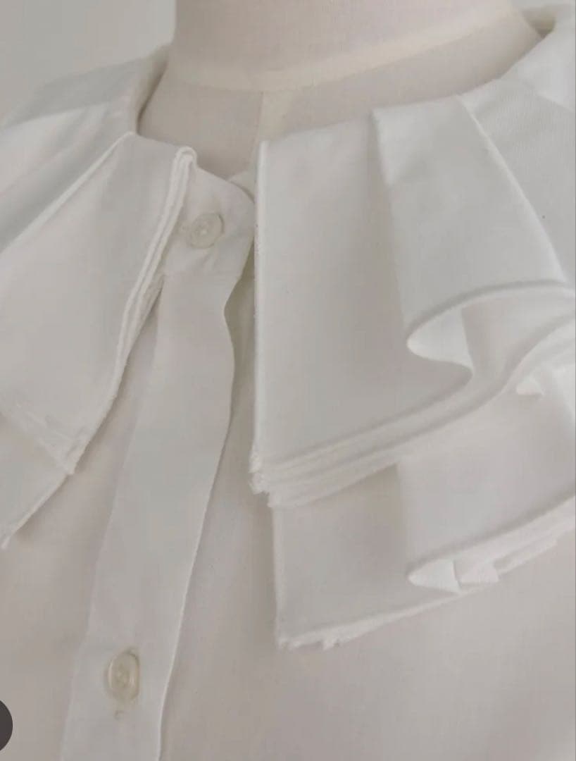 美品　フリル付きホワイトシャツ 長袖