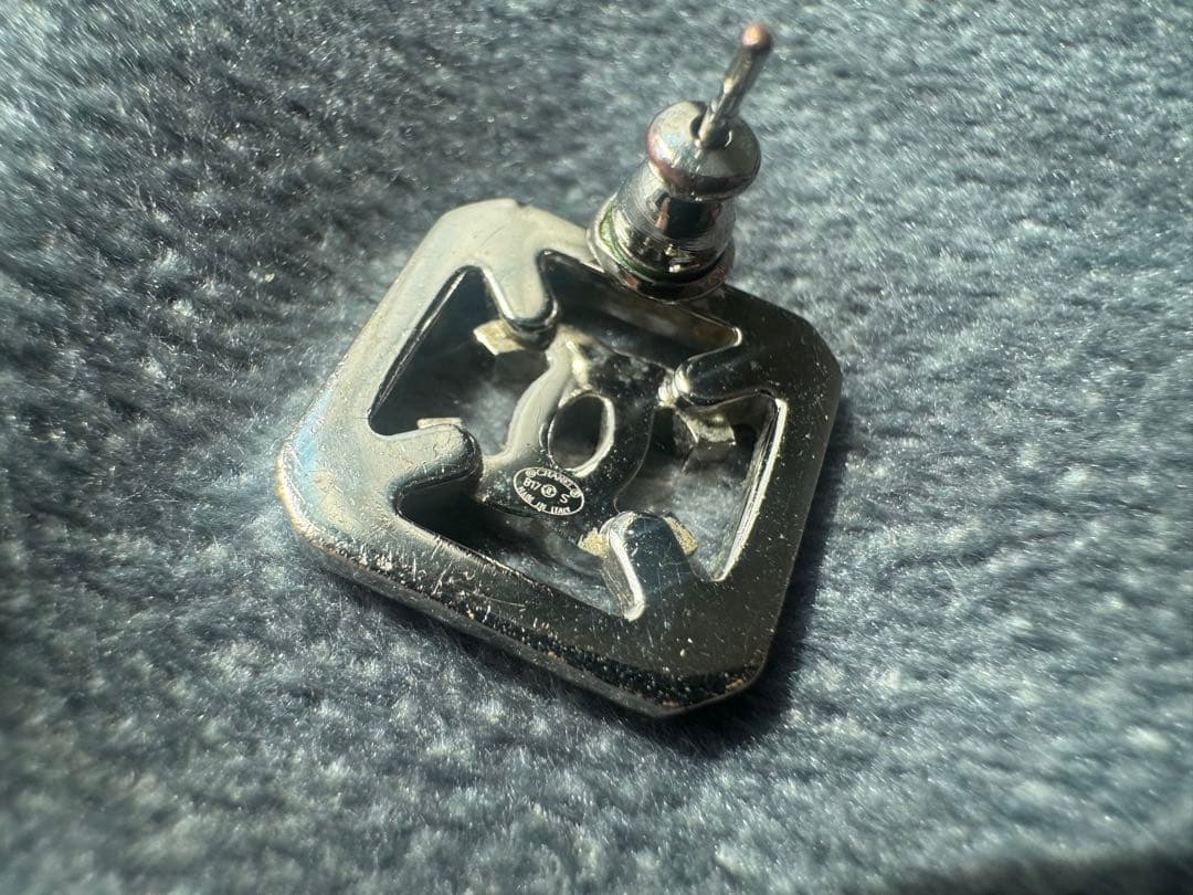 CHANEL ロゴピアス(片耳)