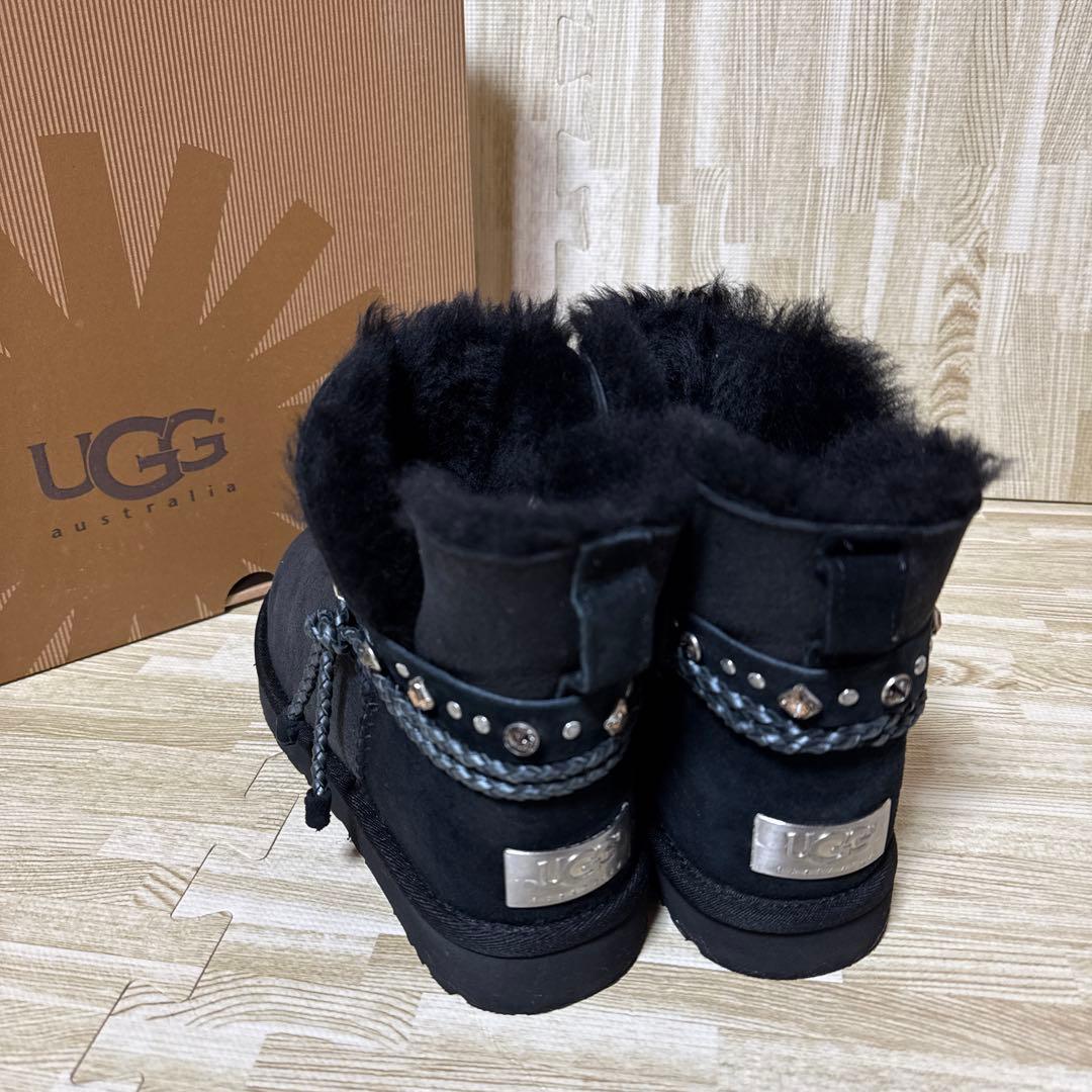 【新品級】UGG アグ　黒ムートンブーツスワロフスキー　◆みかりん◆