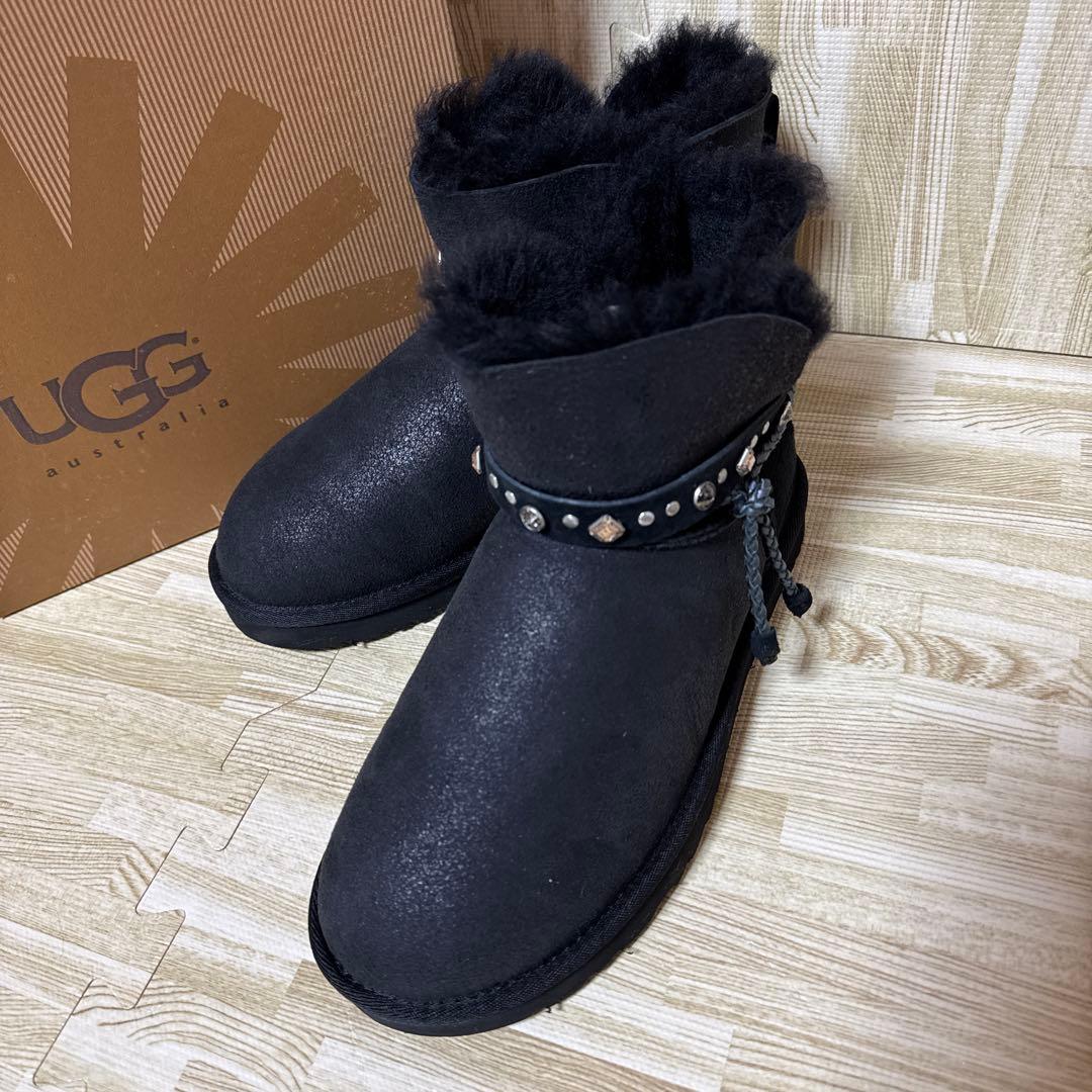 【新品級】UGG アグ　黒ムートンブーツスワロフスキー　◆みかりん◆