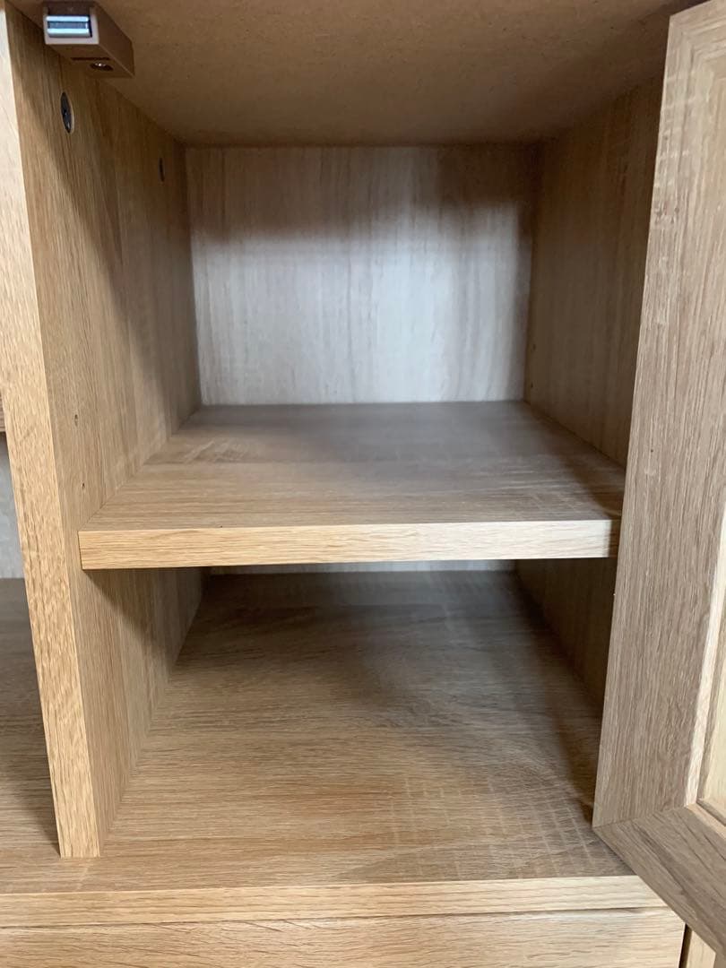 収納キャビネット　窓ガラス付き