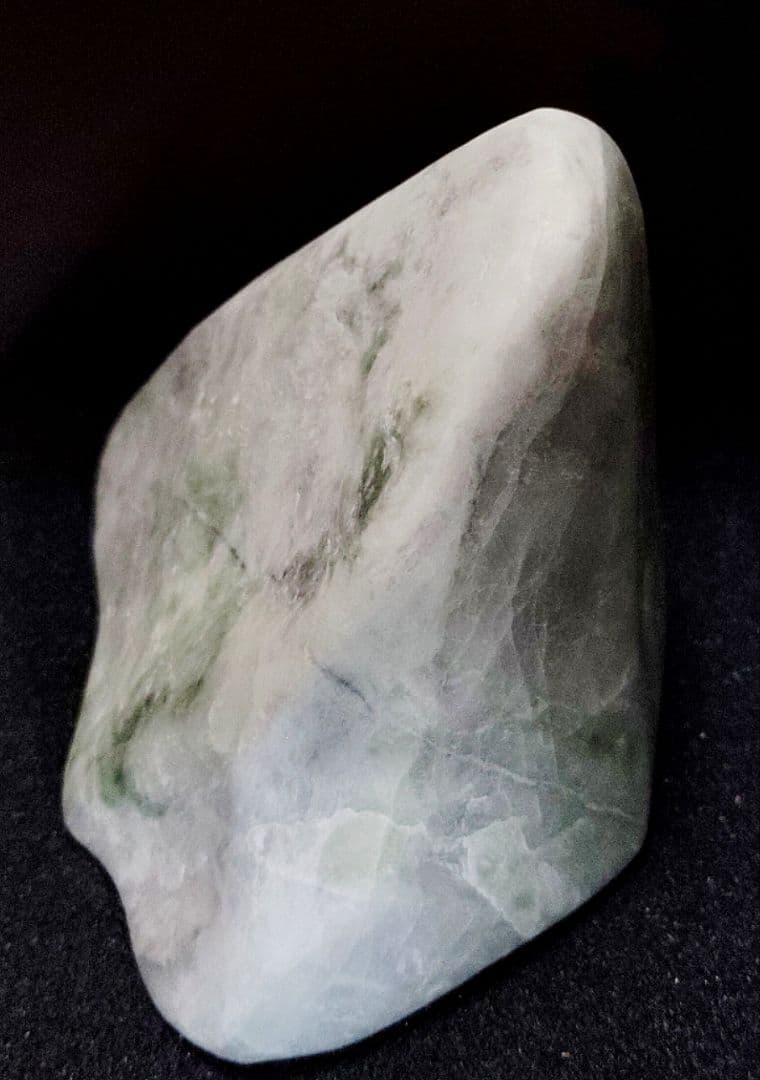 ★翡翠原石★糸魚川硬玉【姫川・磨き594ｇ】