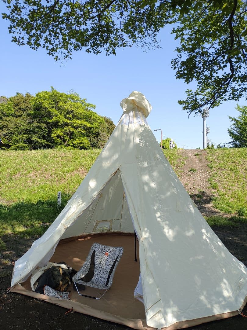 高さ3ｍで直径4ｍの化繊ワンポールテント