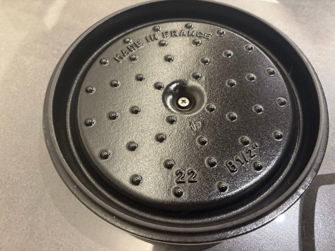 ストウブ　STAUB 22cm