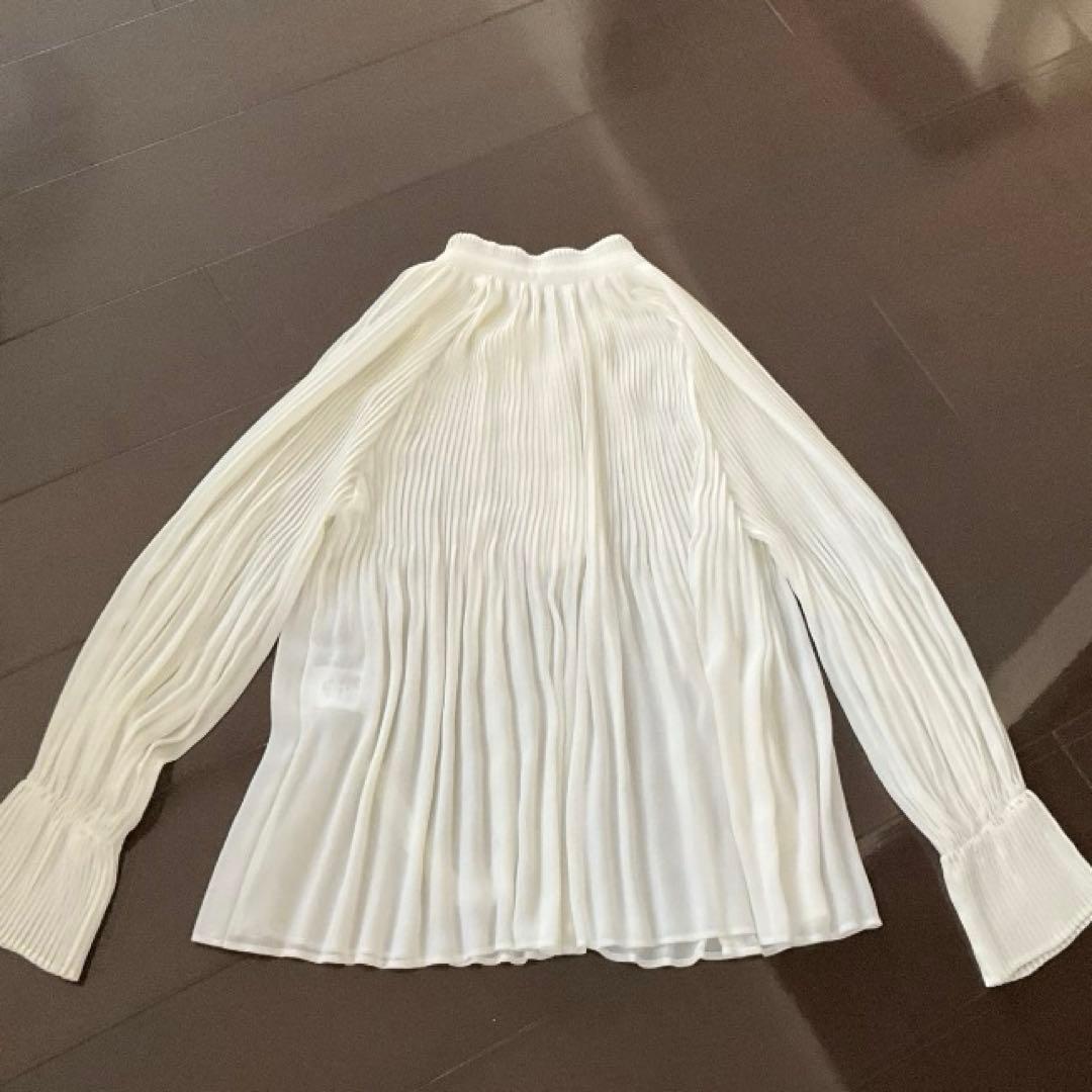 ホワイト プリーツ フレア袖ブラウス
