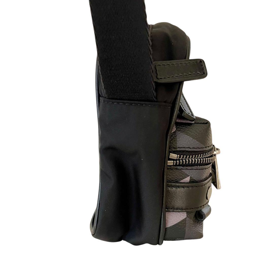 人気　ヴェルサーチ　ショルダーバッグ　斜めがけ　チェック　ブラック　黒　メンズ