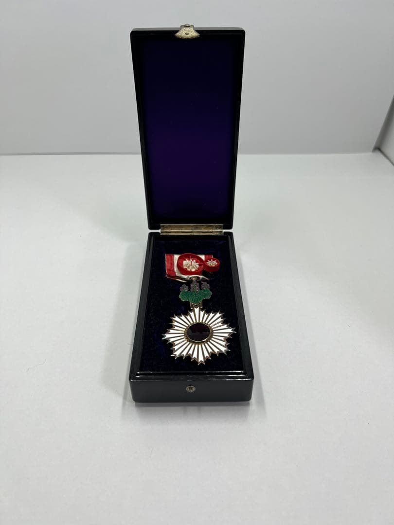 日本国 勲章 記章 昭和後〜平成初期 勲四等旭日小綬章 略綬 共箱