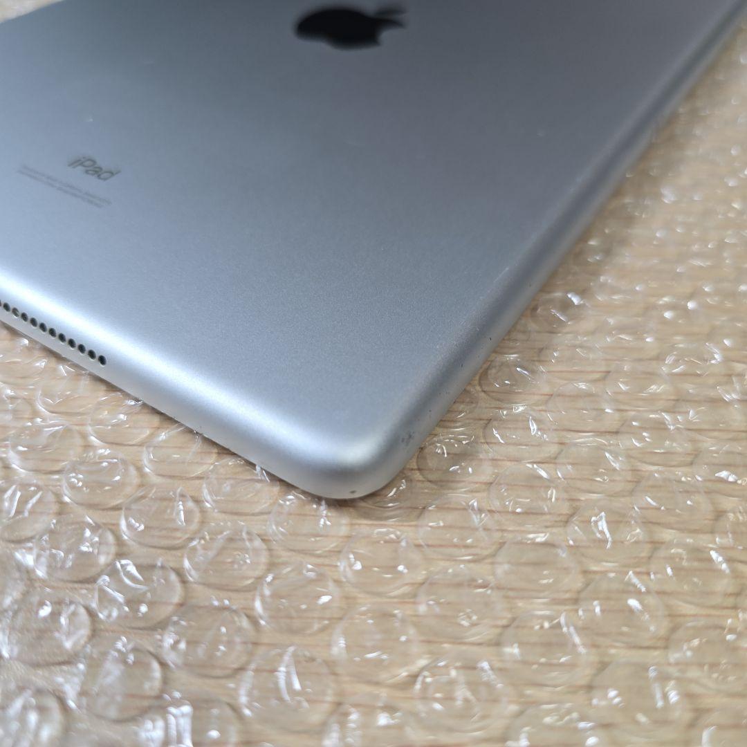 a*m様 iPad 8◼️バッテリー良品◼️純正充電ケーブルアダプタ付属■205