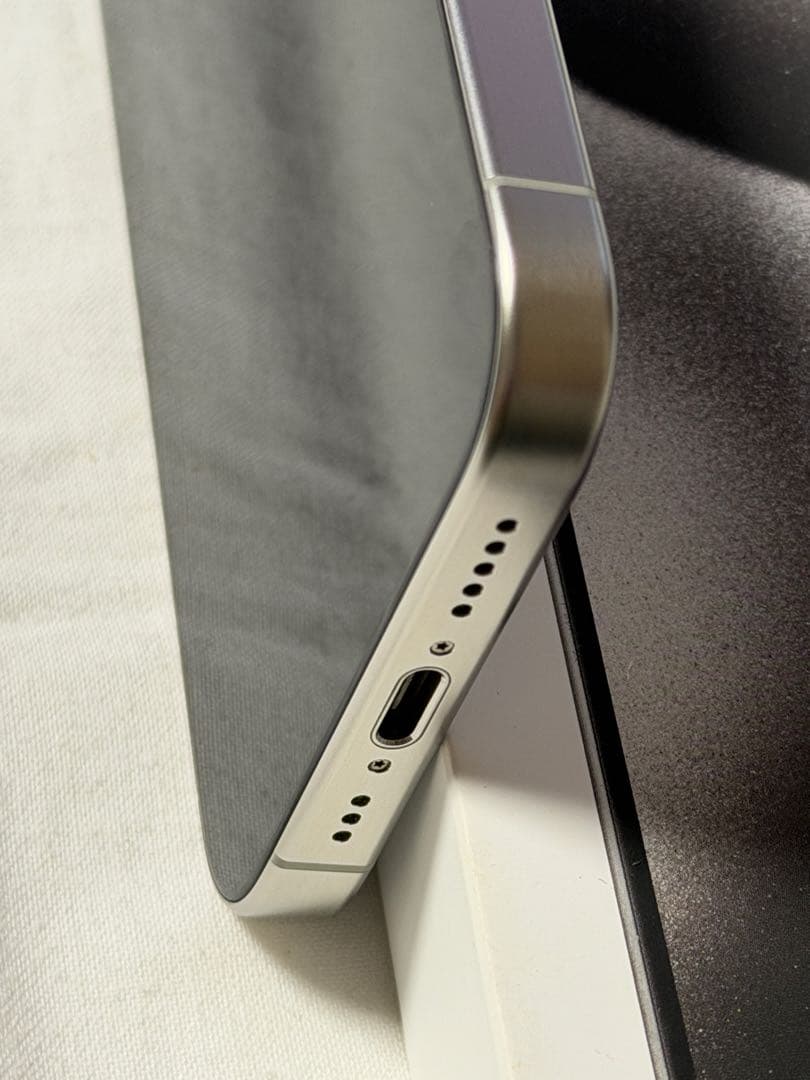 カナダ版 iPhone15 Pro 256GB ホワイトチタニウム 技適あり