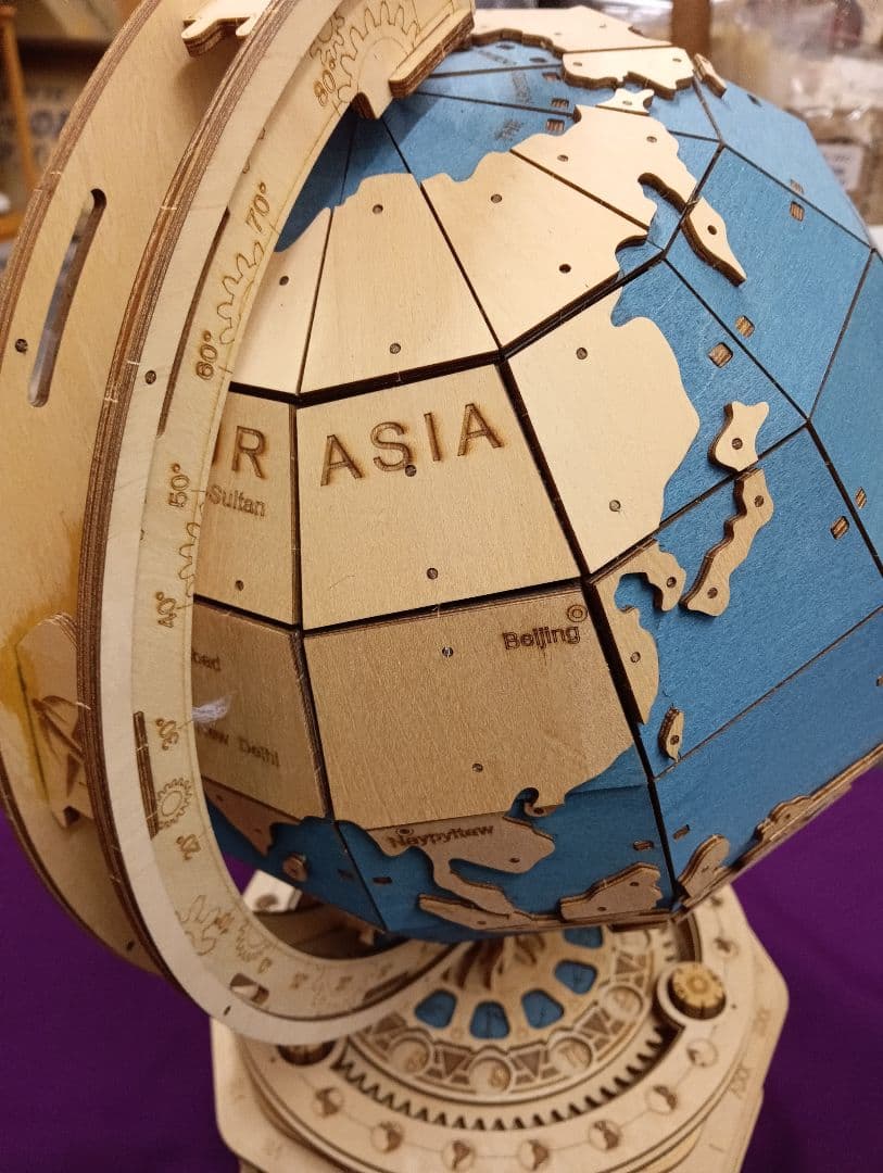 ３Ｄ型ウッドパネル地球儀高さ５３センチX胴経９５センチ大サイズ完成品オブジェ置物