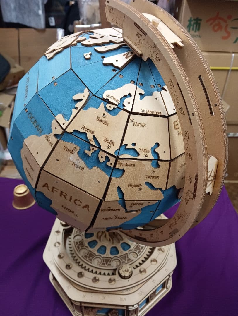 ３Ｄ型ウッドパネル地球儀高さ５３センチX胴経９５センチ大サイズ完成品オブジェ置物