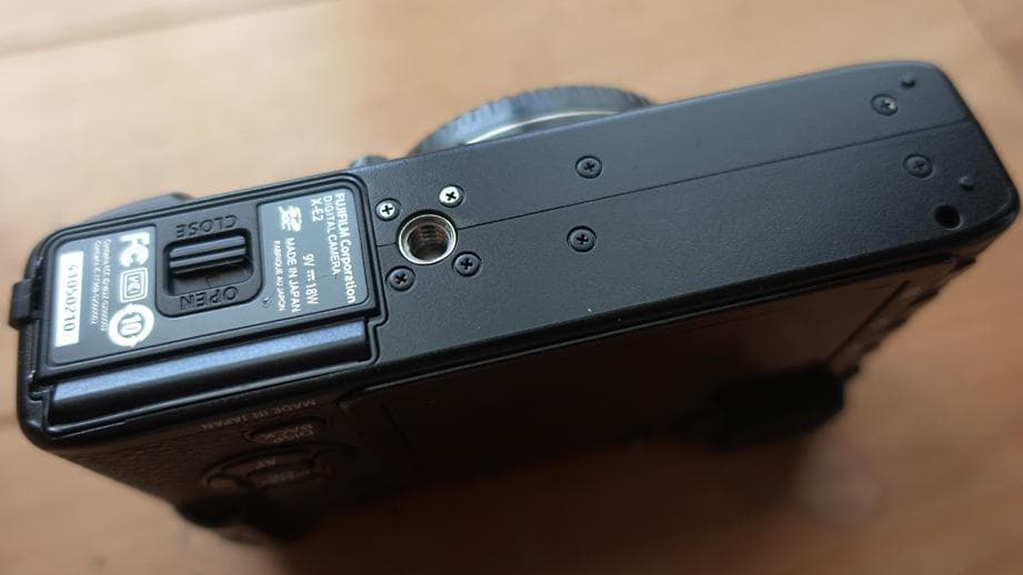 富士フイルム X-E2 ボディ ブラック_カメラブラケット付き