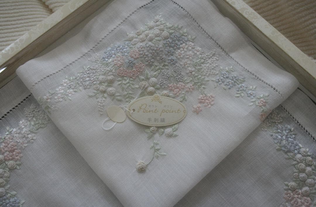 未使用品★ポアンポアン　ベトナム手刺繍　ハンカチ★淡い小花柄