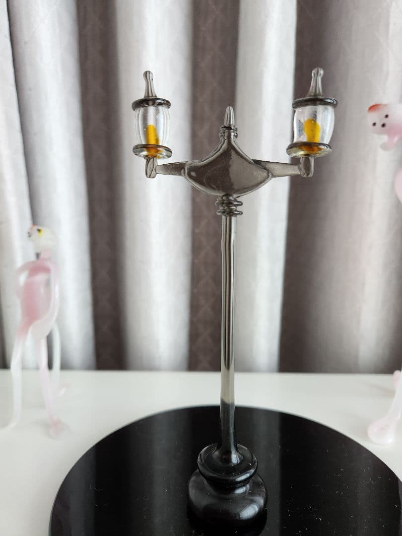 ピンクのガラス製キャラクター像