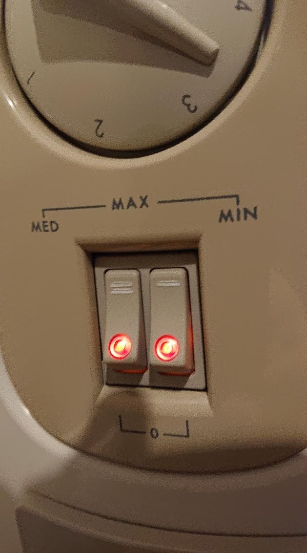 子供やお年寄りも安心♪ デロンギ社製オイルヒーター 24時間タイマー付 寝室に♪