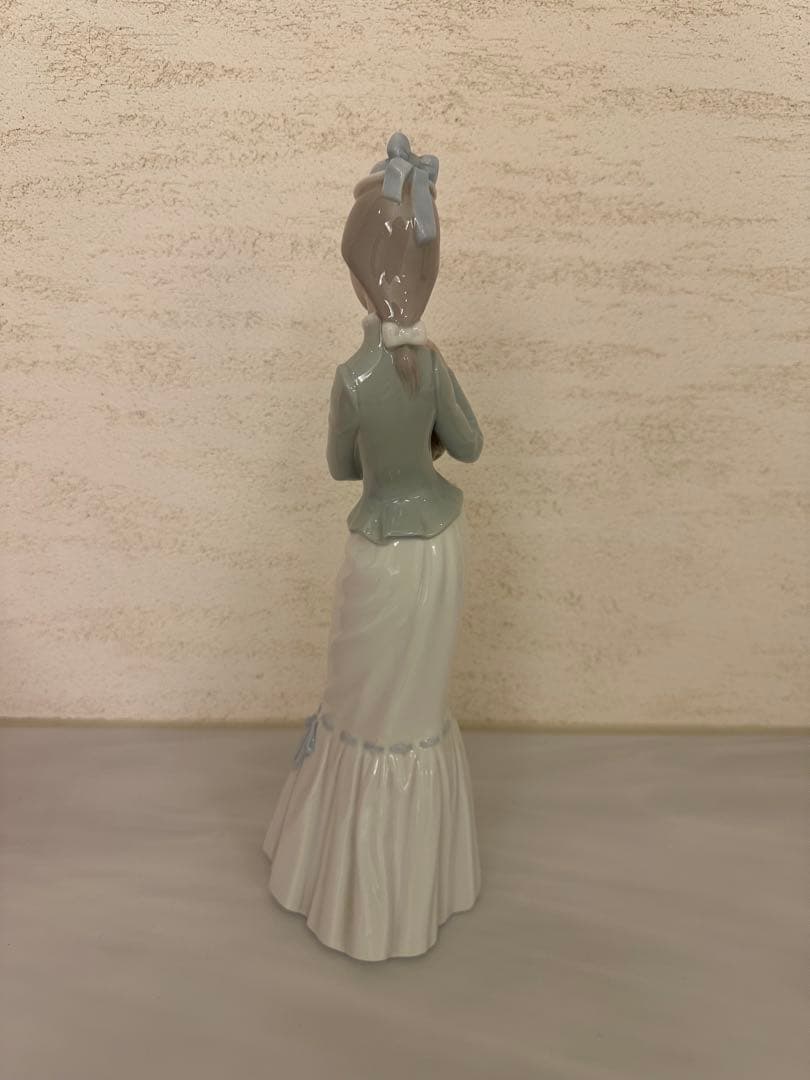 リヤドロ　LLADRO 置物　仔犬を抱く貴婦人