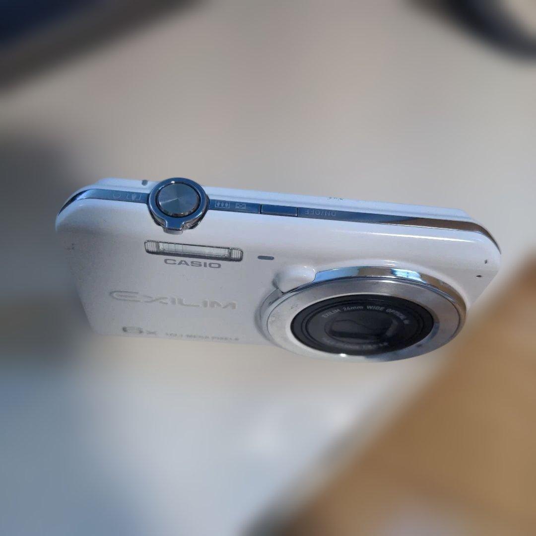 CASIO　EXILIM EX-ZS26 デジカメ