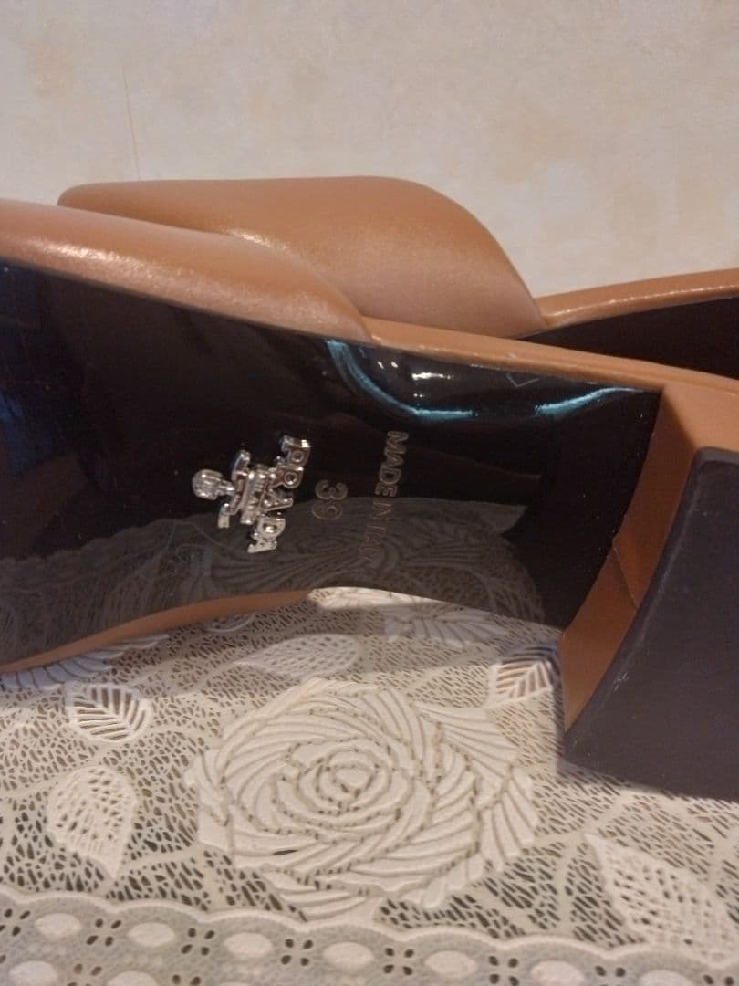 PRADAミュール、キャメル色