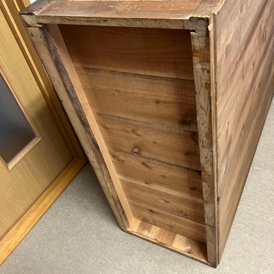 「組子細工のガラス入り引き戸」のある大正〜昭和時代のレトロな水屋箪笥