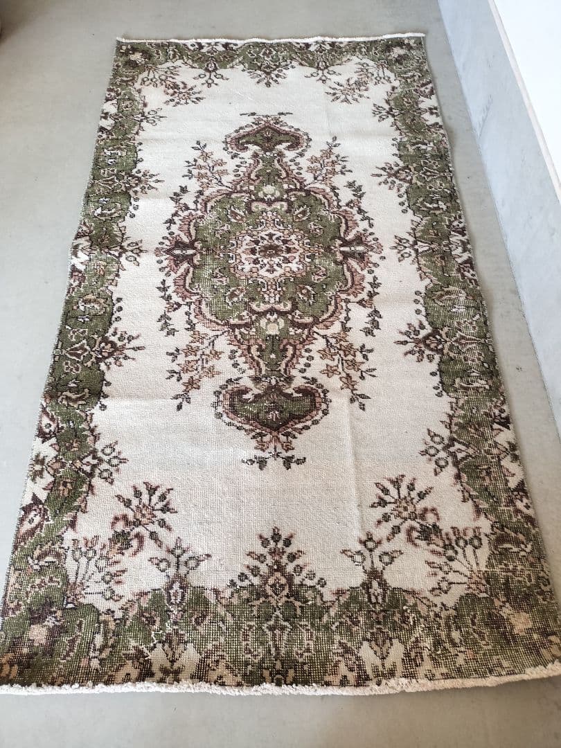 モスグリーンとベージュのヴィンテージトルコラグ　雅姫さんNo.728