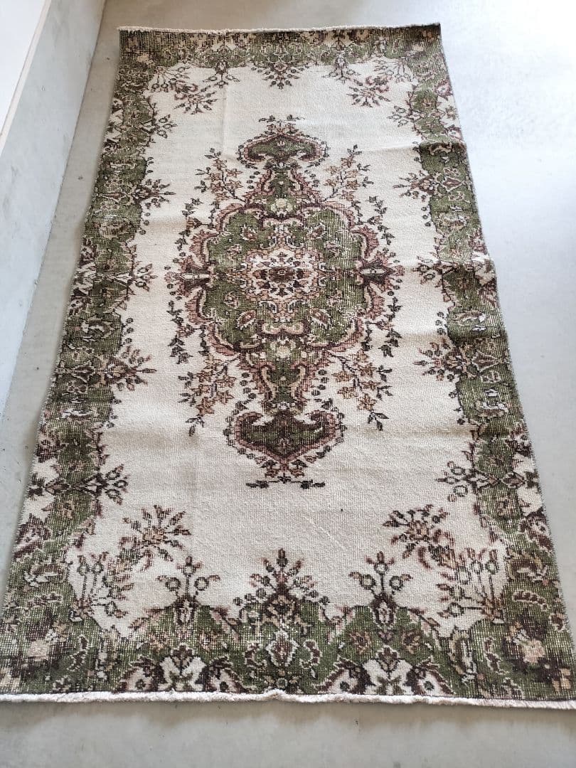 モスグリーンとベージュのヴィンテージトルコラグ　雅姫さんNo.728