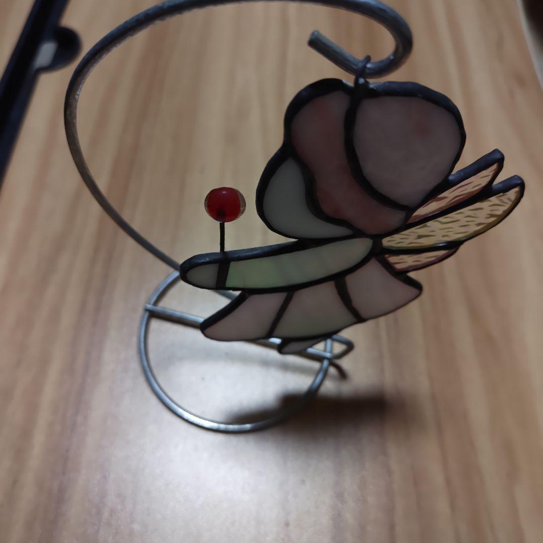 ステンドグラス 天使の置物 赤いボール付き