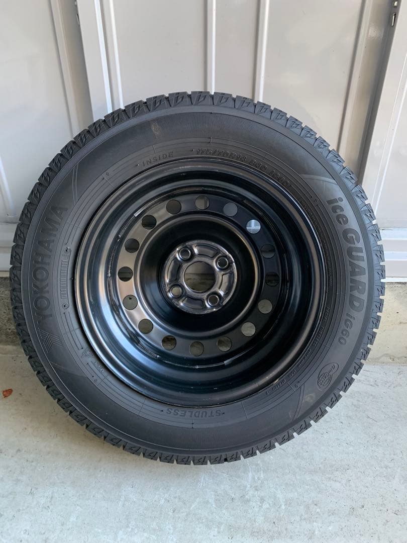 トヨタヤリス用　スタッドレス＆スチールホイール(新品ホイールキャップ付)