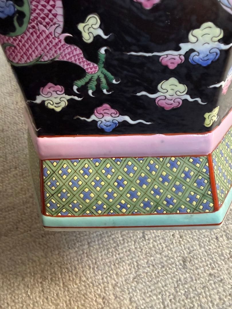 中国　大清乾隆年製銘　黒地粉彩龍鳳紋角瓶　左　高さ47.0cm 送料込み0106