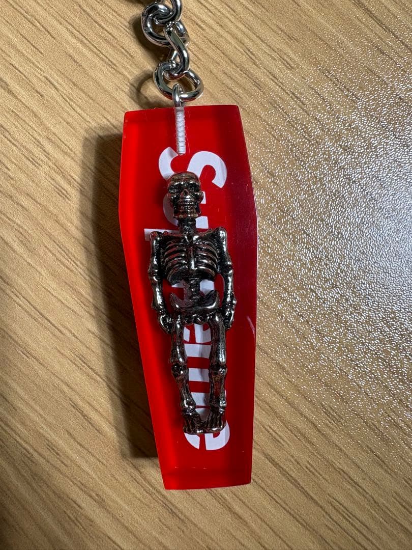 ラブブとシュプリームのカラビナ