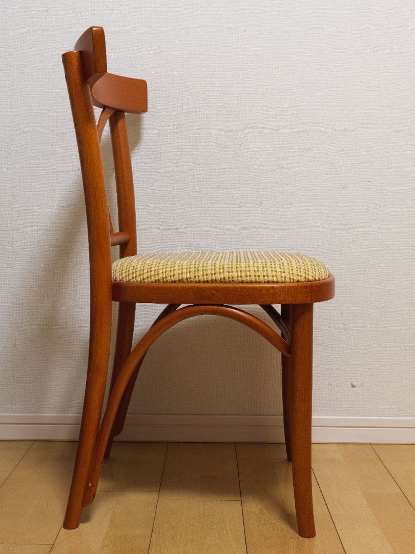 人気のチェコのTON社製クロスバックチェア