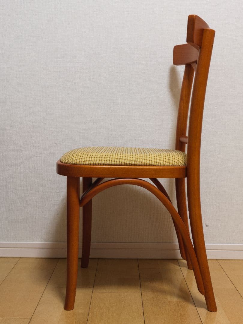 人気のチェコのTON社製クロスバックチェア