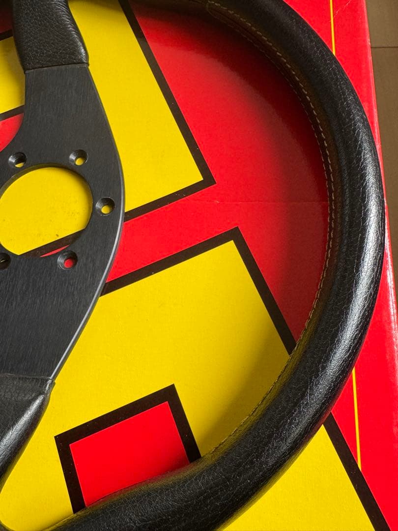 【中古】MOMO ステアリング 35Φ 本体 3スポーク 黒 ホーンボタン 外箱
