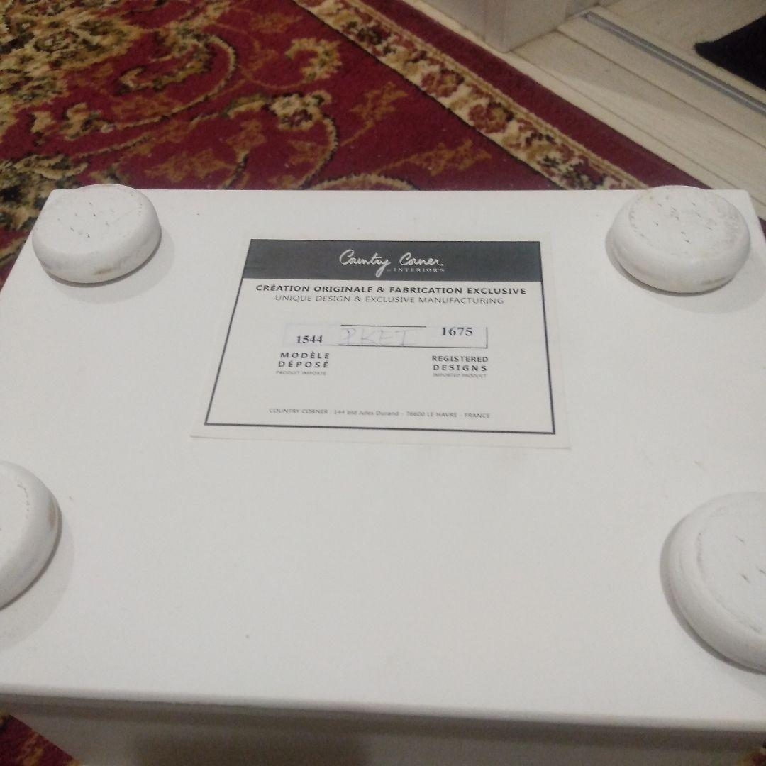 カントリーコーナーの白いアクセサリー入れ