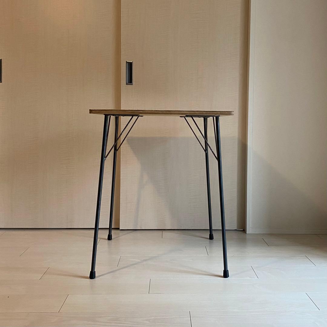 アイアン脚のシンプルなテーブル