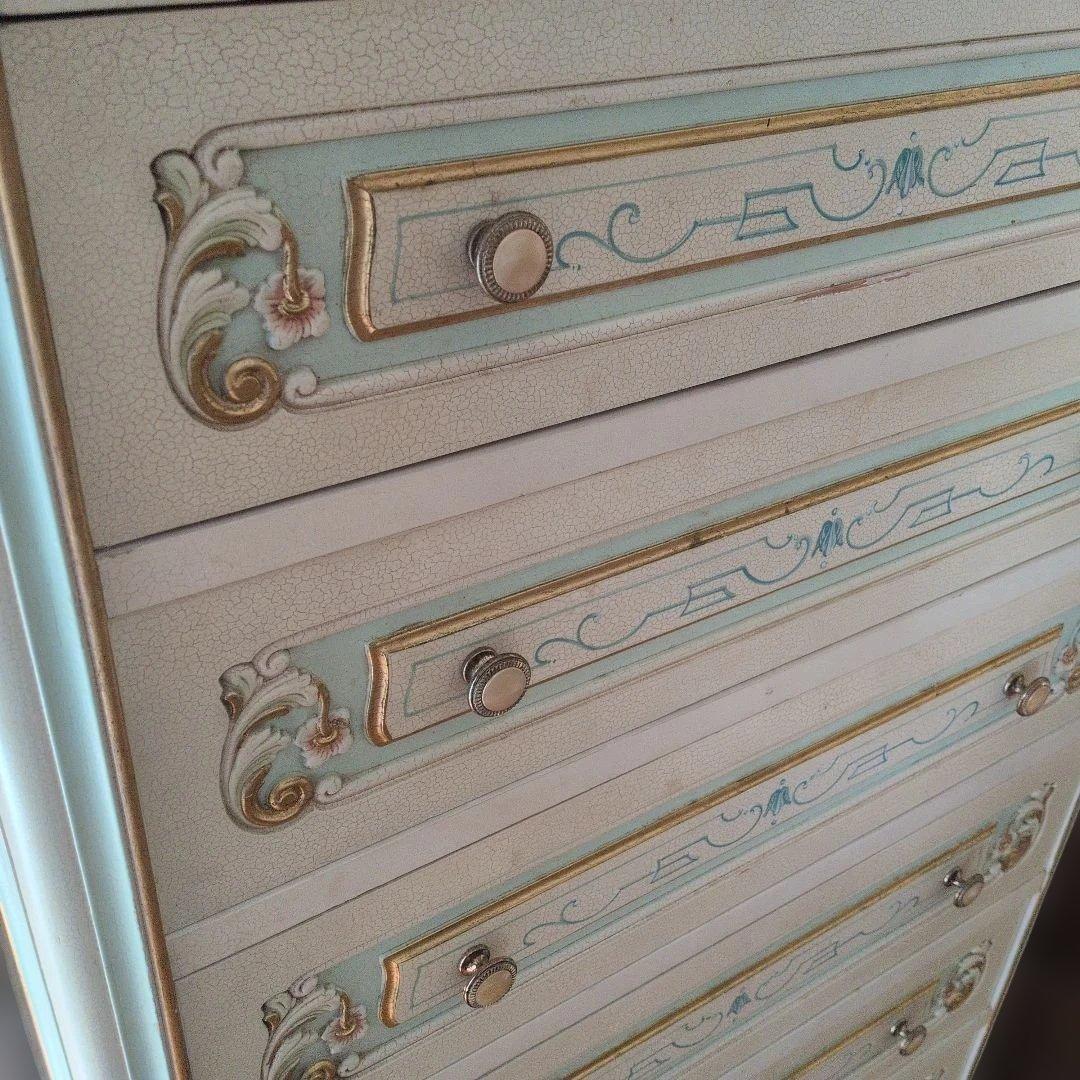 クリーム色の6段木製チェスト