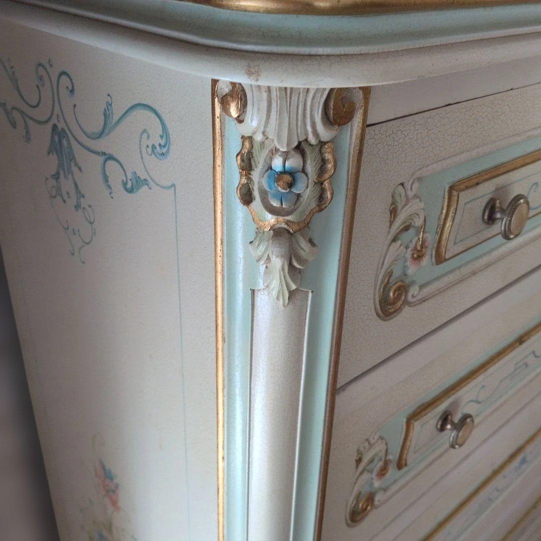 クリーム色の6段木製チェスト