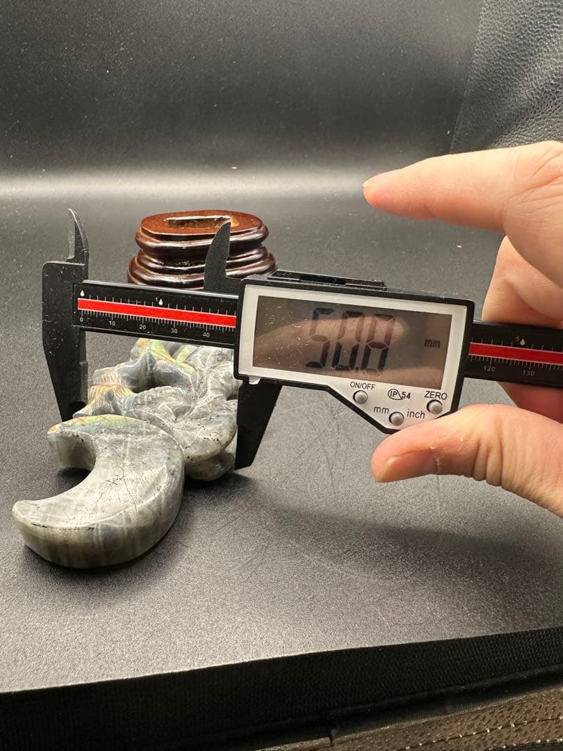 ラブラドライト九尾彫刻　台座つき