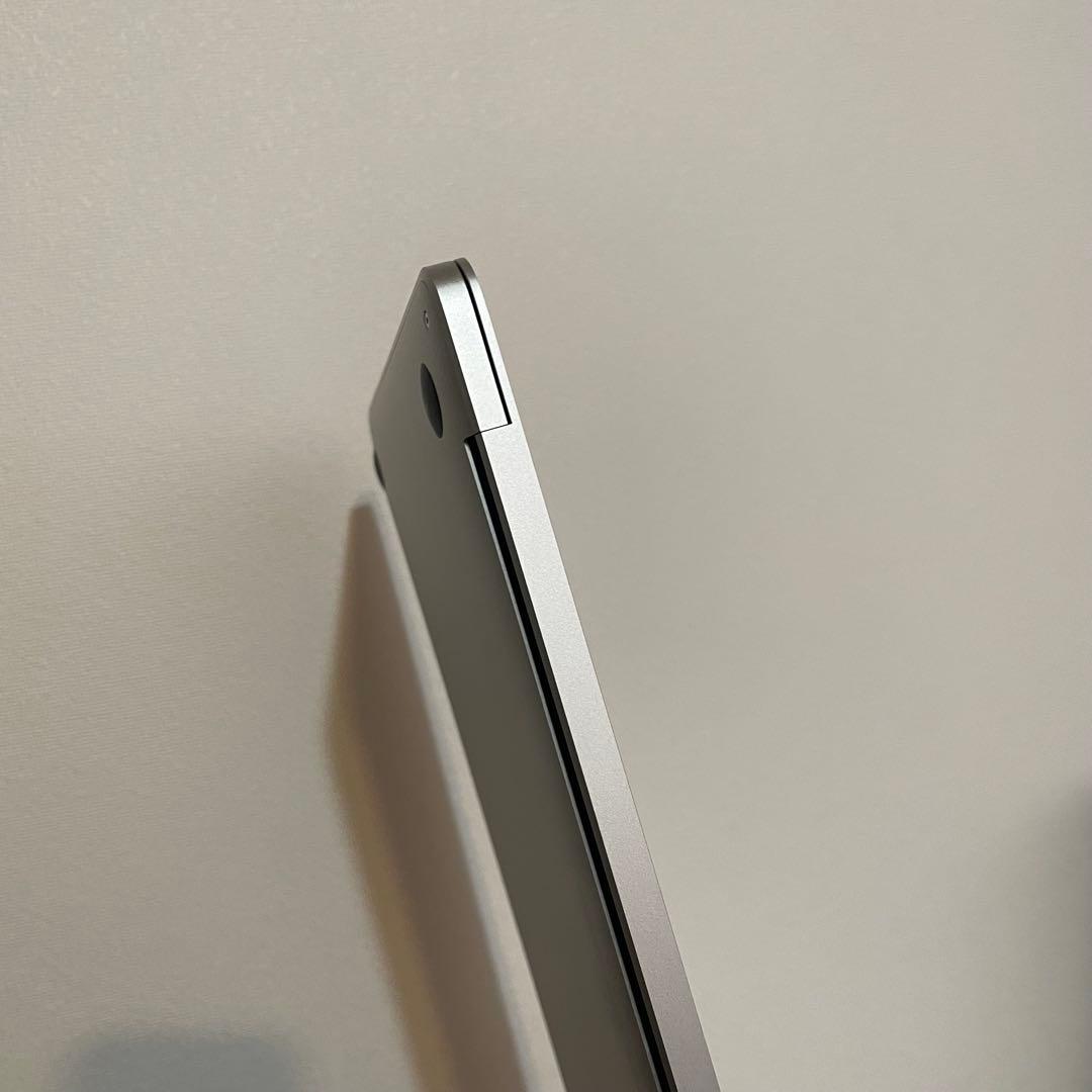 ＊MacBook Pro 13-inch, 2019,シルバー レザースリーブ付