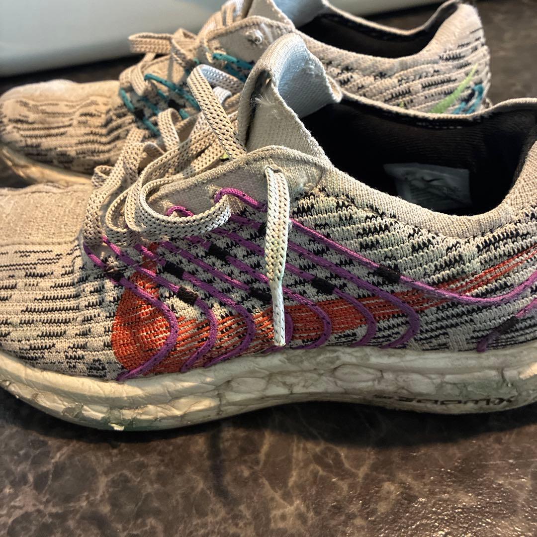 クッション性のあるスパイクシューズ グレー/マルチカラー