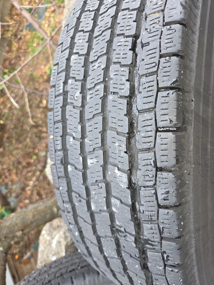 ハイエース 15インチ スタッドレスタイヤホイールセット 4本