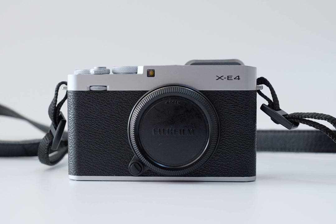 【美品/使用少】X-E4撮影2779枚★バッテリー3個★調整ファインダーフード付