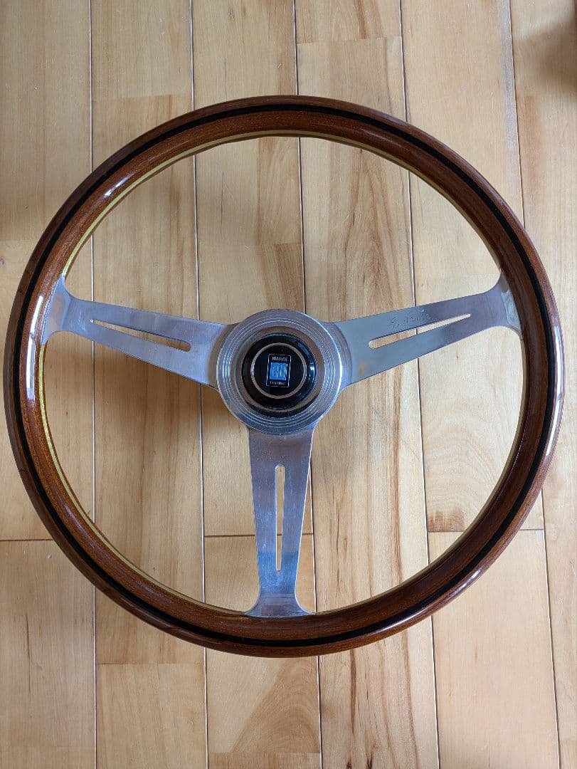 ローバーミニに使用していた、ナルディのクラシックです。ボス付き美品